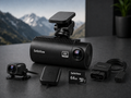 SafeView Pro EM40 dashcam pakket met 64GB geheugenkaart en OBD installatiekabel op een donkere ondergrond.